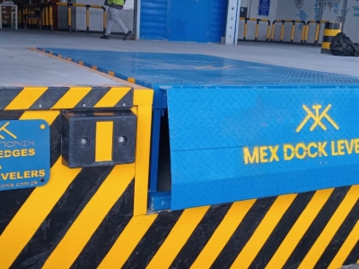 blue heavy duty dock leveler for loading